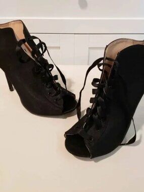 🌈 Open Toe Lace Up Short Boot Heels Booties - Used Good Condition - size 8
